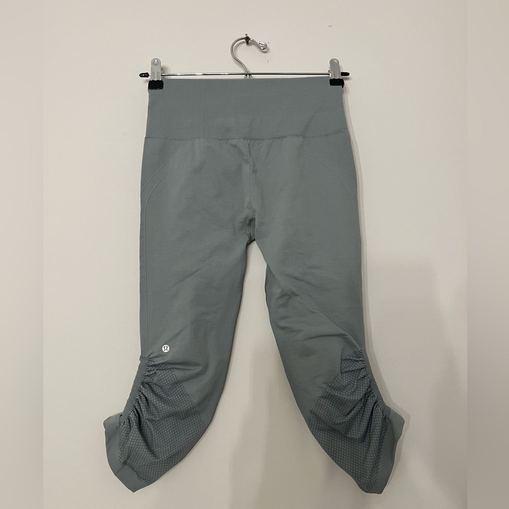 LULULEMON CROPPED LEGGINGS SZ6